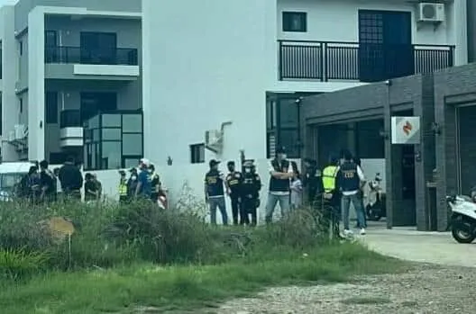 湖在地人肉搜出施暴遊客民宿，警方出動警力維持秩序。取自爆料公社