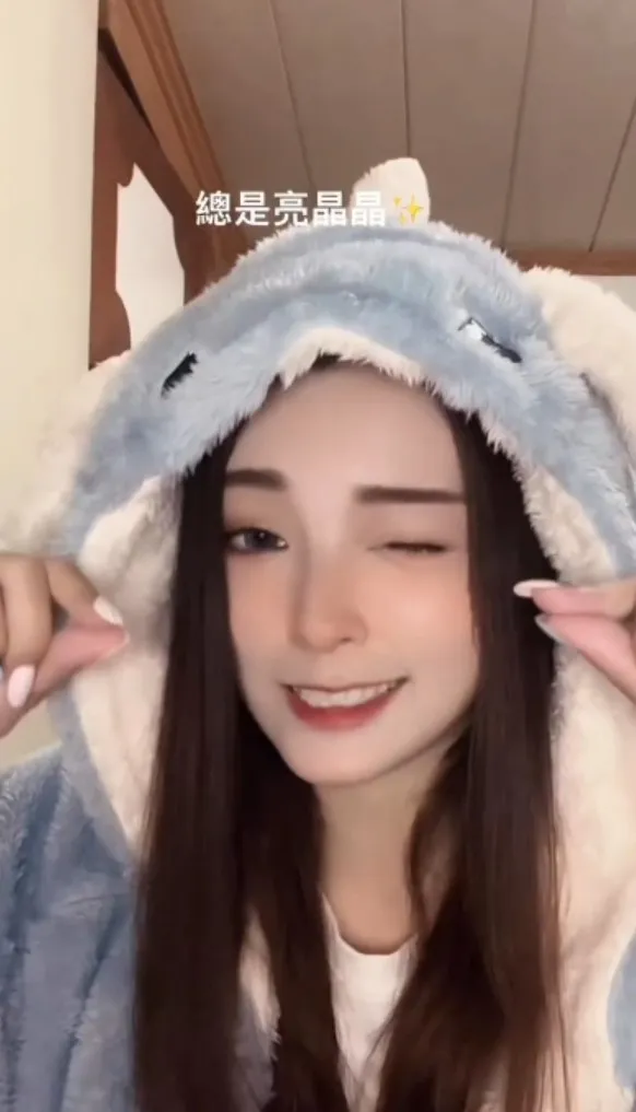 聽著歌詞和正妹一起比手勢。IG@flora.com0710 提供