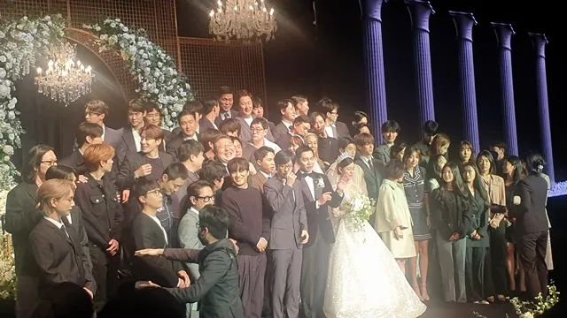 昨晚婚禮眾星雲集，劉在錫站在李昇基旁邊，姜鎬童在第2排。翻攝THE FACT