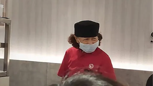 爭鮮阿嬤員工「1次送7盤」 親曝「90歲了」上萬網友驚呆:身手超矯健