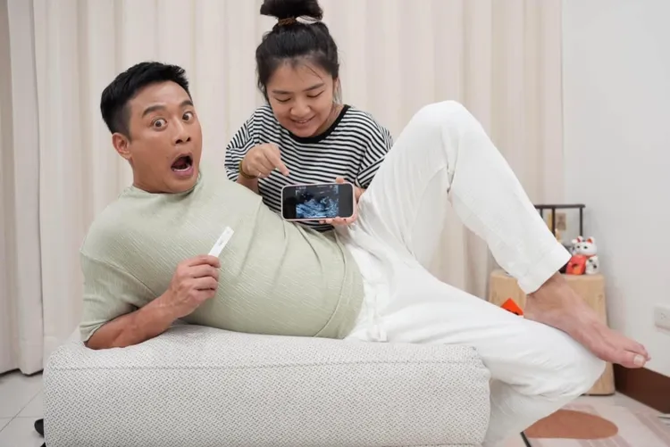 林佑星（左）搞笑裝孕婦搶老婆風頭。翻攝林佑星臉書