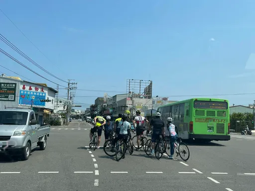 鐵馬集體騎快車道左轉！路口這一幕網吵翻　怒指：自行車是慢車