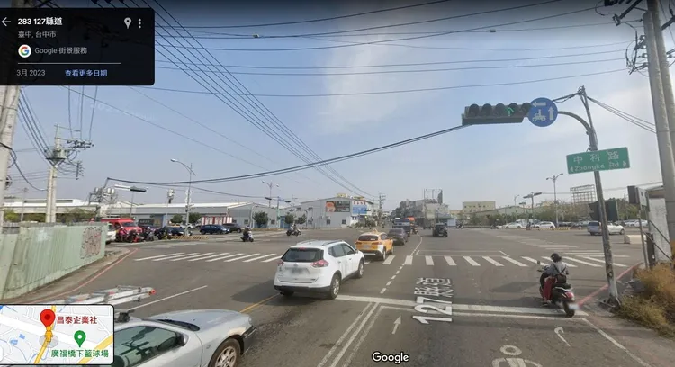 該處路口是台中市廣福路北向車道，紅綠燈上懸掛明顯「兩段式左轉」標誌。翻攝自GoogleMap