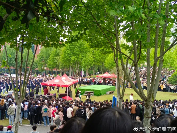 信陽中學的學生前天下午在十度低溫的戶外等劉畊宏。翻攝想吃烤紅薯了啊微博