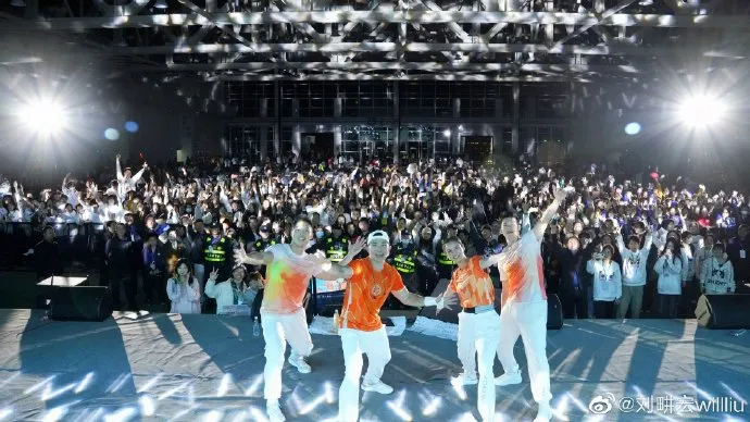 劉畊宏在微博說明改成室內的原因，但學生仍覺得未被通知而火大。