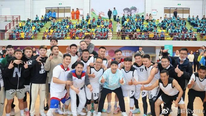 劉畊宏到羊山中學打籃球的行程也讓信陽中學白等的學生怒炸。