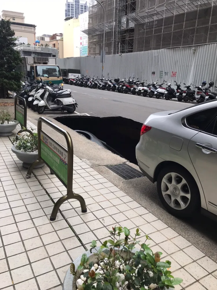 這個天坑相當大。翻攝自記者爆料網