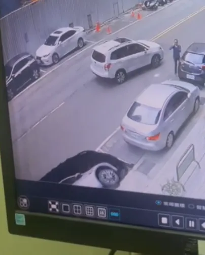 路面突然塌陷，特斯拉掉進天坑。翻攝自記者爆料網