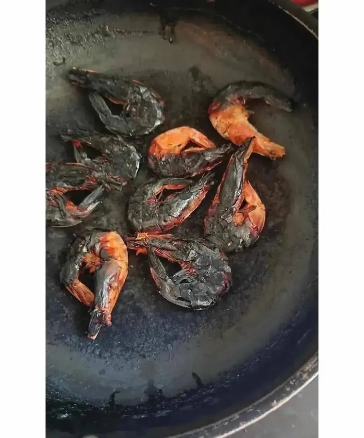 原PO貼出女友為他準備的料理，並指女友告知他要考驗他一星期，吃了就是真愛。翻攝臉書爆廢公社