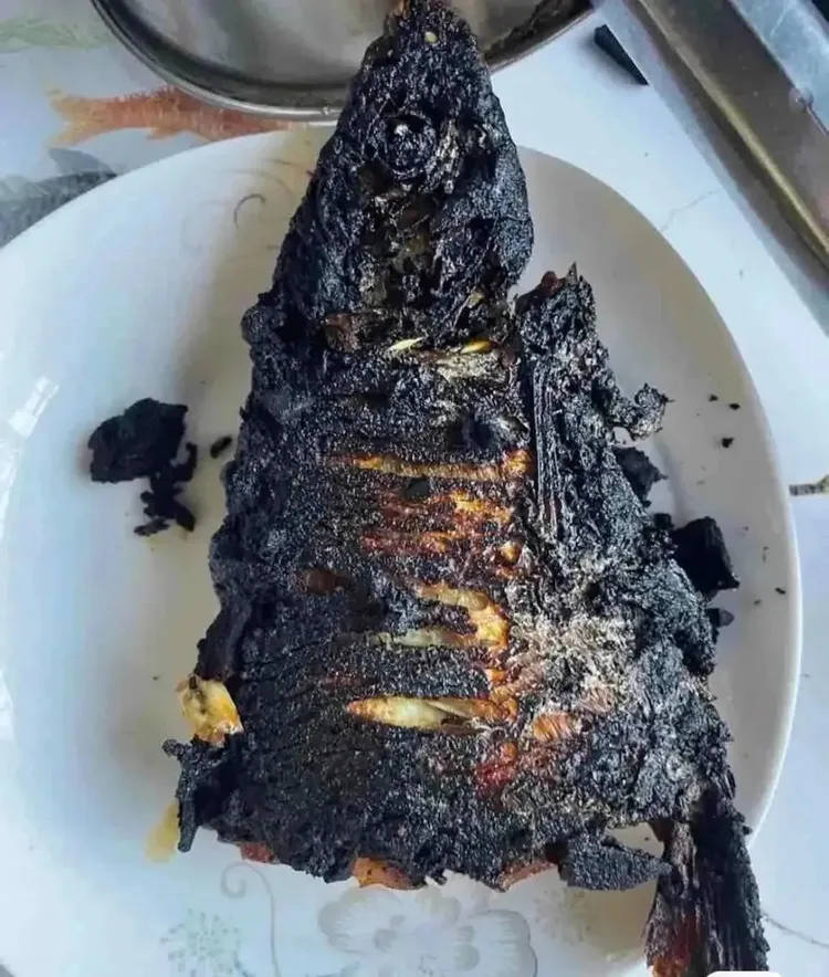 原PO貼出女友為他準備的料理，並指女友告知他要考驗他一星期，吃了就是真愛。翻攝臉書爆廢公社