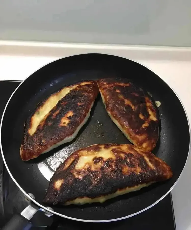 原PO貼出女友為他準備的料理，並指女友告知他要考驗他一星期，吃了就是真愛。翻攝臉書爆廢公社