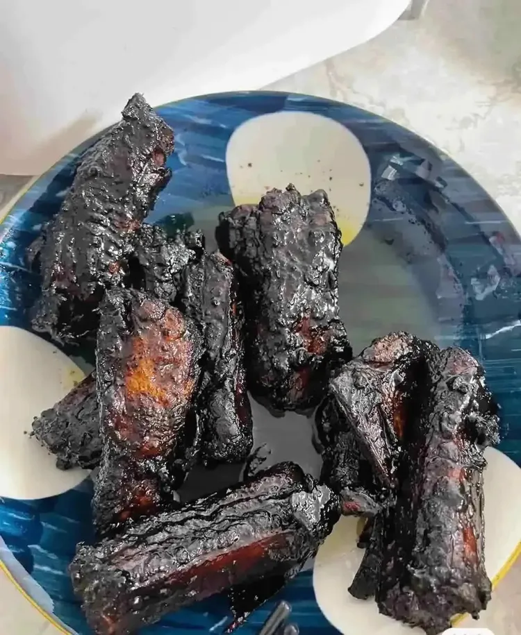 原PO貼出女友為他準備的料理，並指女友告知他要考驗他一星期，吃了就是真愛。翻攝臉書爆廢公社