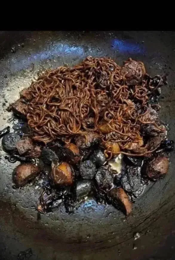 原PO貼出女友為他準備的料理，並指女友告知他要考驗他一星期，吃了就是真愛。翻攝臉書爆廢公社