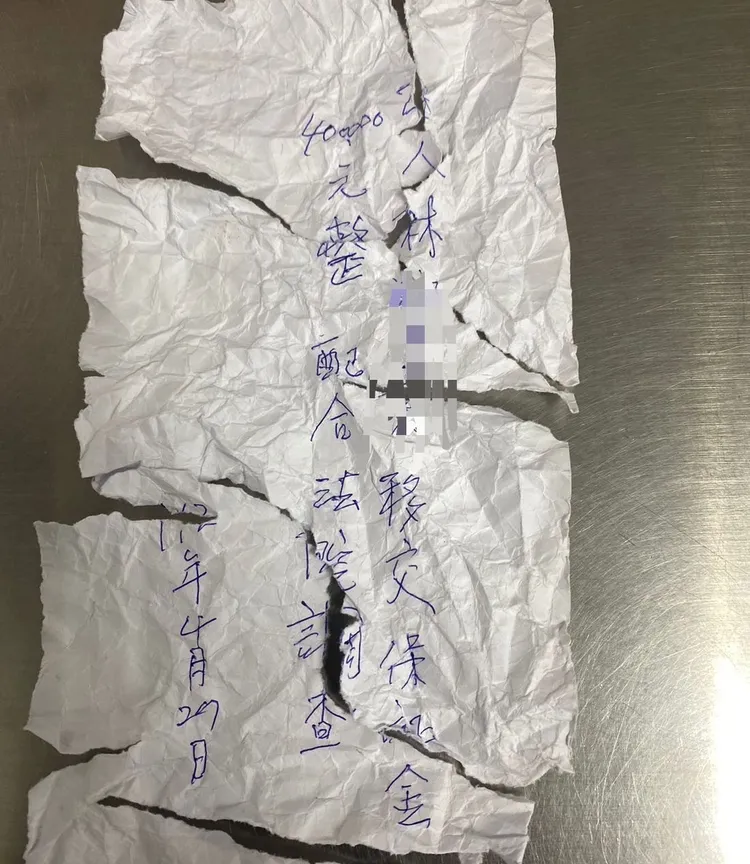 查扣被害人的遭詐的假收據。桃園市警局保安大隊提供