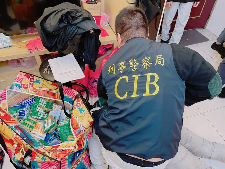 警方搜索製毒工廠。翻攝畫面