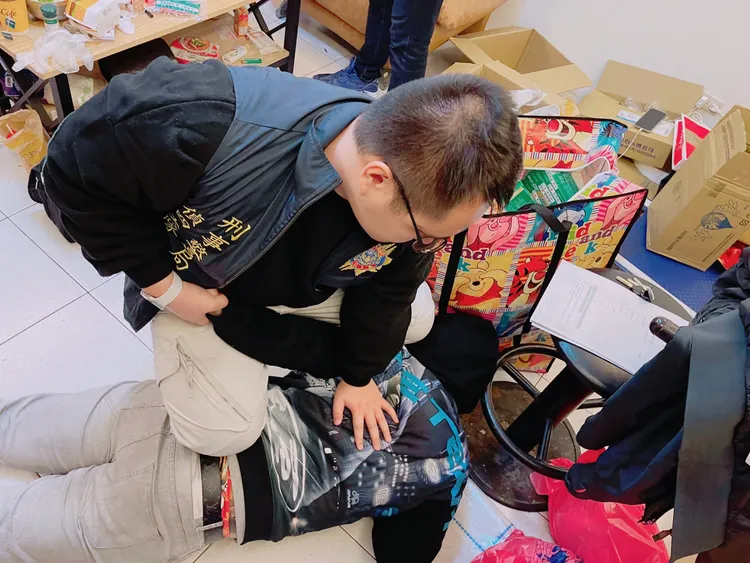 警方逮補製毒集團成員，並查獲大批收購來的感冒藥。翻攝畫面