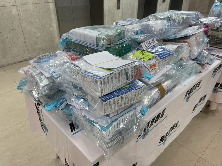 警方查扣的證物。翻攝畫面