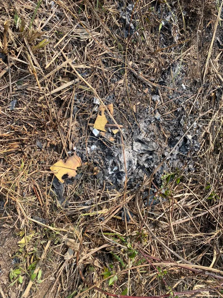 現場有燃燒金紙的痕跡。民眾提供