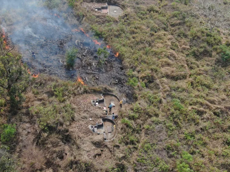 多座墳墓遭火勢波及。民眾提供