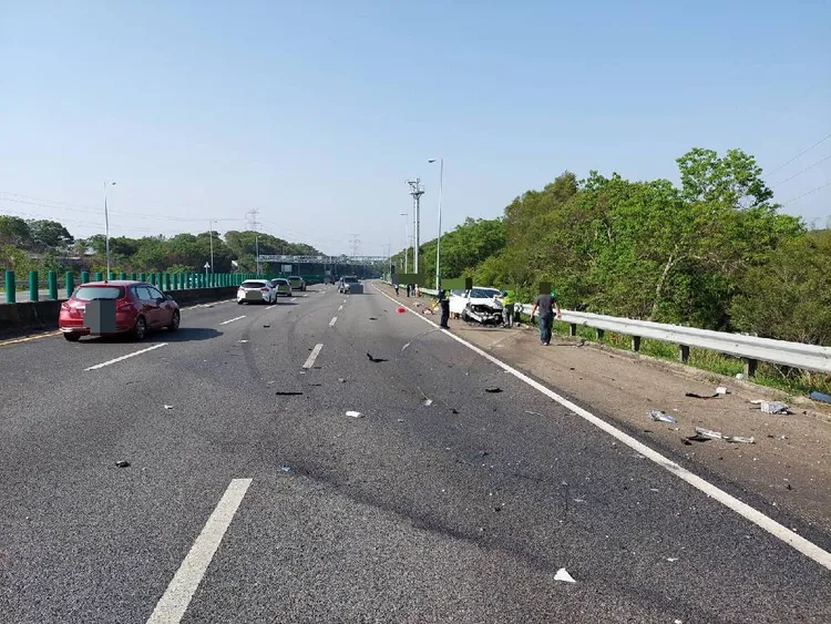 2車事故後分別逆向停在中線及外側車道，造成後方回堵4公里。民眾提供