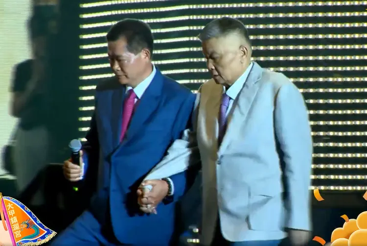 鎮瀾宮董事長顏清標由副董事長鄭銘坤攙扶上台。翻攝鎮瀾宮臉書