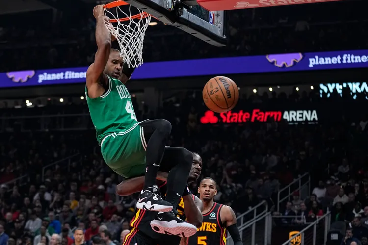 哈佛特投進超前3分球。美聯社