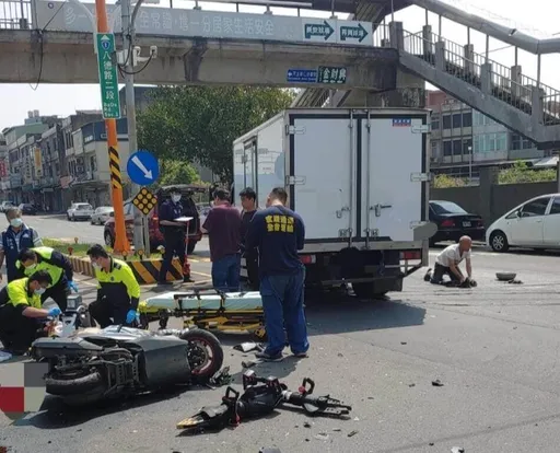 竹縣湖口貨車、機車大馬路碰撞 騎士命危送醫搶救