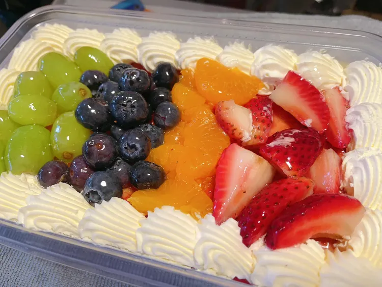 好市多「綜合水果千層蛋糕」。翻攝臉書「Costco好市多 商品經驗老實說」