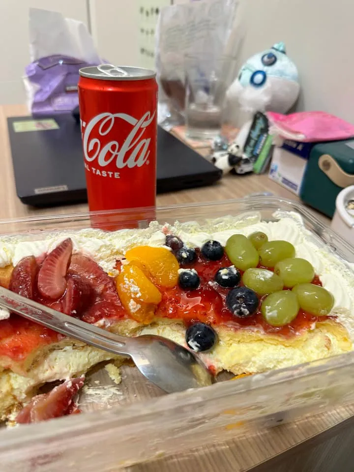 好市多「綜合水果千層蛋糕」。翻攝臉書「Costco好市多 商品經驗老實說」