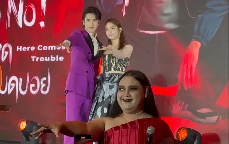 鬼妻娜娜（前）突然現身讓台上的宋芸樺和曾敬驊微驚訝。趙大智攝