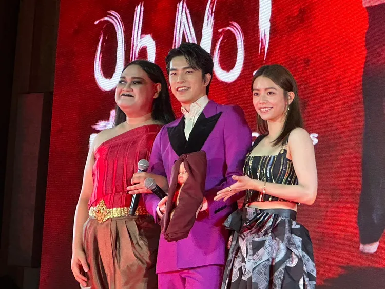 鬼妻娜娜（左起）堅持站最右邊秀右臉，曾敬驊和宋芸樺也都配合。趙大智攝