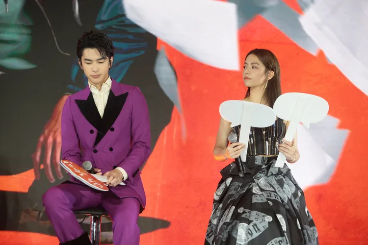 曾敬驊（左）和宋芸樺分享到夜市吃火山排骨等泰國美食。愛奇藝國際站提供