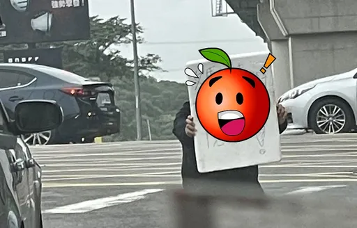 男國道匝道舉牌下跪「媽媽住院請幫忙」! 議員接陳情揭真相