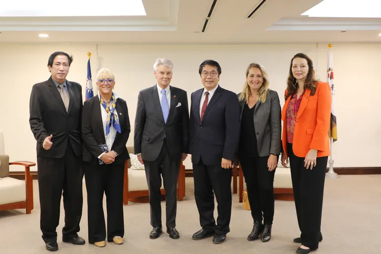 眾人合影。市府提供