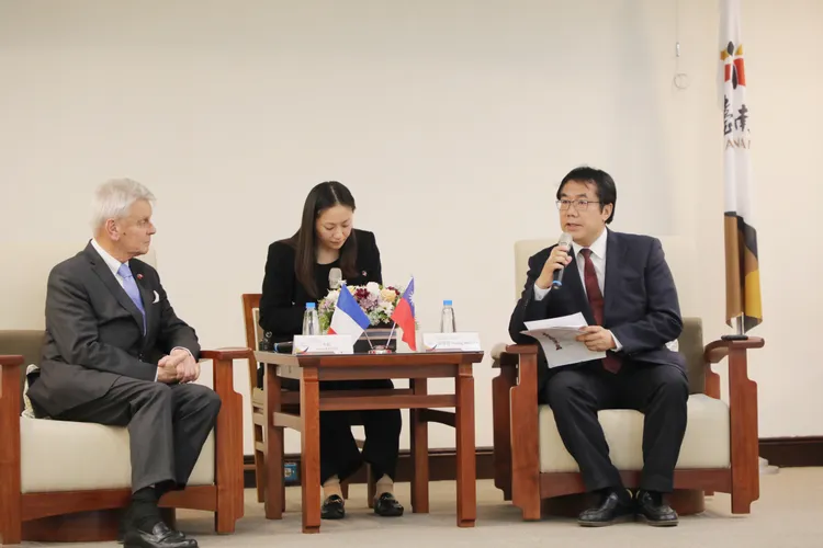 雙方展開會談。市府提供