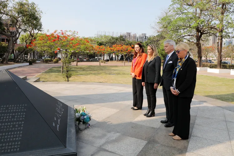 李察率團至台南市二二八紀念公園獻花表達敬意。市府提供