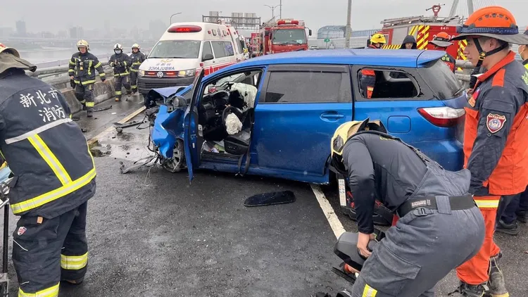 警消到場時車上7人已全數自行脫困。新北市消防局提供