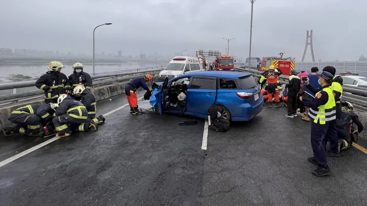 這起事故佔據新北環快整個車道。新北市消防局提供