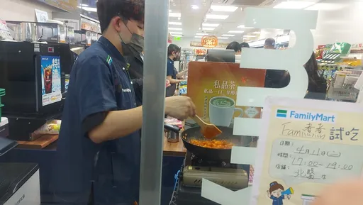 超商店員技能再解鎖!竟現煮「辣炒年糕」 目擊者驚呆:太強大