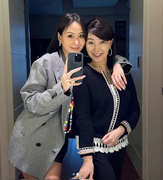 孫芸芸（左）日前分享和68歲媽媽何念慈的合影，展現孫家女人的凍齡好基因。翻攝aimeeyunyunsun IG