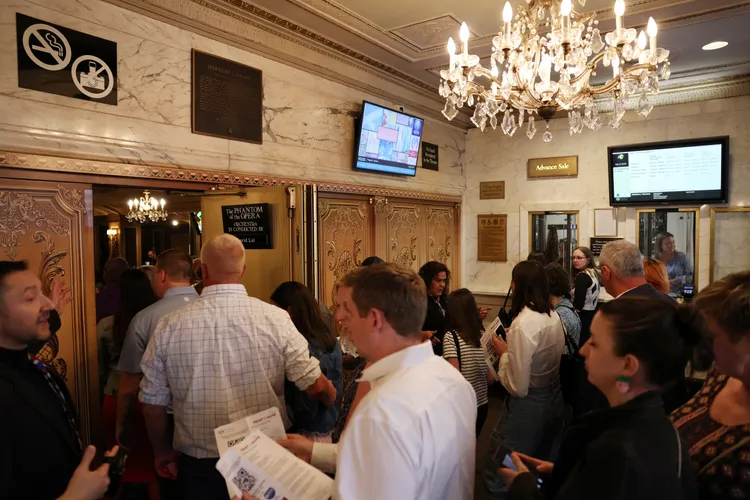 《歌劇魅影》原本2月謝幕，但消息一出，門票搶購一空，以致延後到本月16日謝幕。路透社