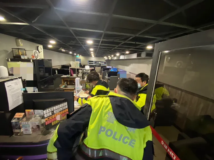 警方前往網咖等青少年易聚集場所臨檢。翻攝畫面
