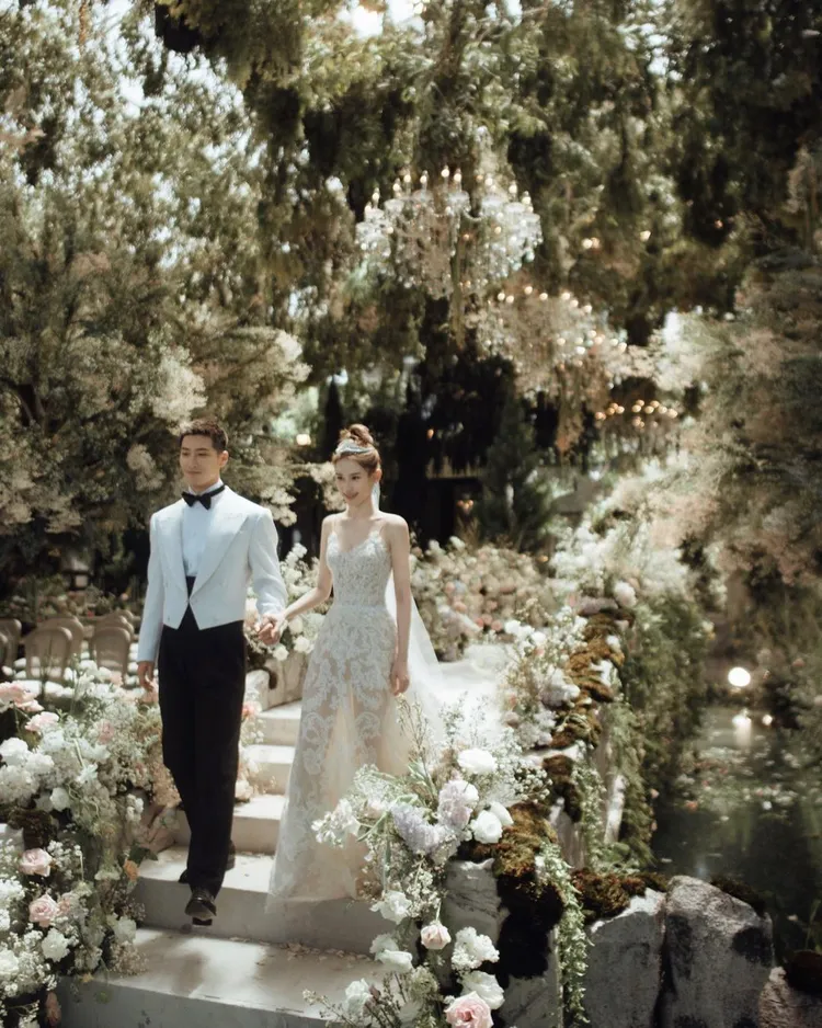 何超蓮（右）很感動峇里島浪漫婚禮全由竇驍一手包辦。翻攝何超蓮IG