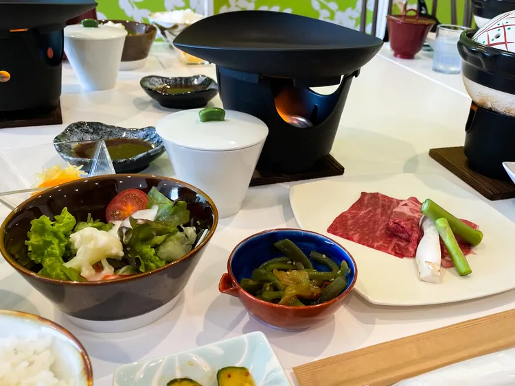 佐賀牛放到陶板上烤過香味四溢。賴昀岫攝