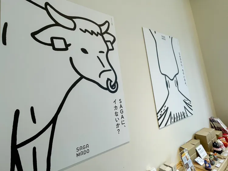 SAGA MADO牆上掛有牛與烏賊的圖像。賴昀岫攝