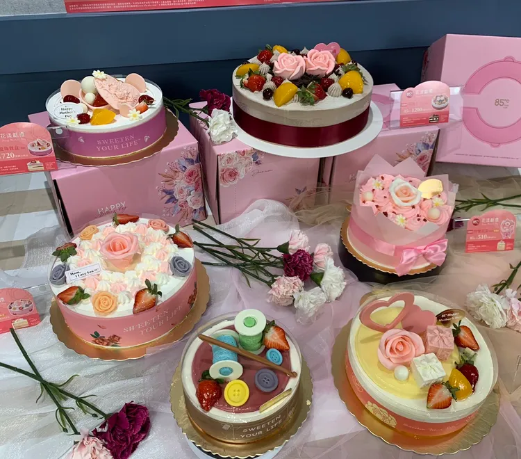 85℃以「花漾獻禮」為主題，推出六款主題蛋糕，讓子女依照媽媽的喜好，挑選不同蛋糕傳達心意。業者提供