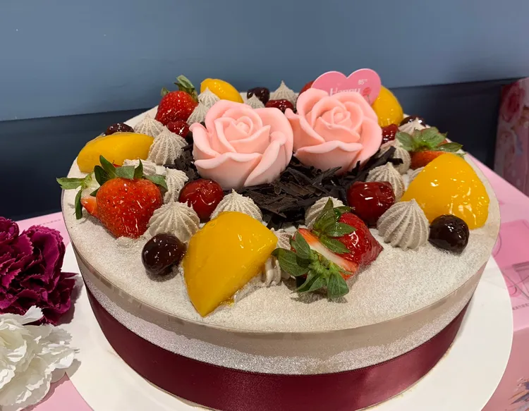 莓瑰花園以精緻的巧克力玫瑰花在蛋糕上盛開綻放，象徵家庭幸福美滿。業者提供