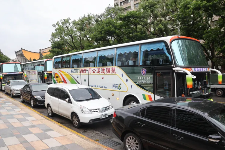 徐巧芯包下3台遊覽車，邀請獨派教授去接機馬英九。彭欣偉攝
