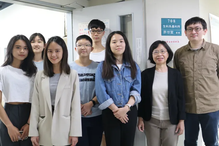 生科系許世宜教授實驗室合影。陽交大提供