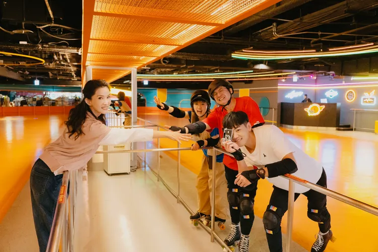 葉全真（左起）、嚴正嵐、洪都拉斯與禾浩辰學溜冰。東森提供